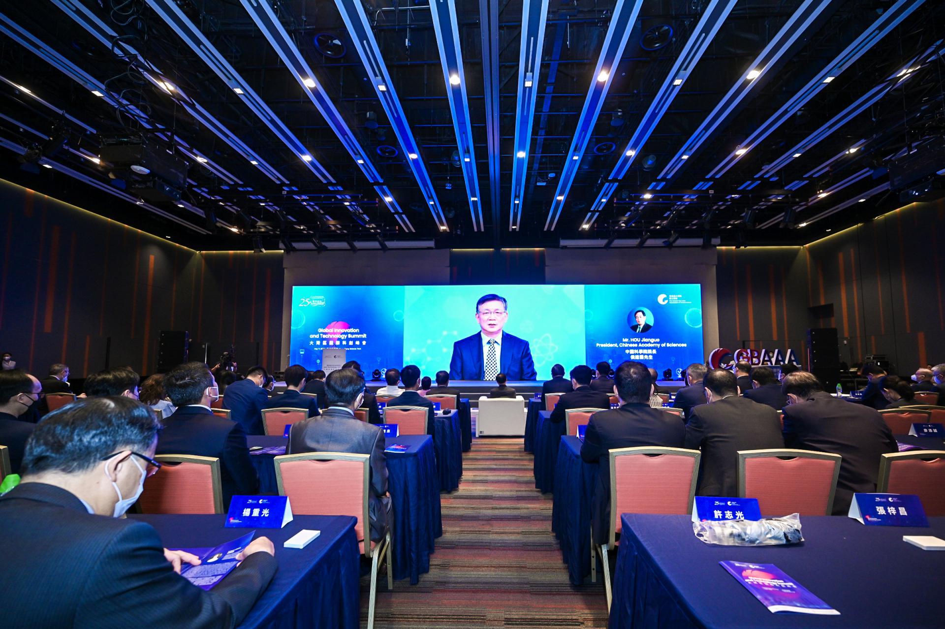 A person giving a presentation to an audience

Description automatically generated with medium confidence